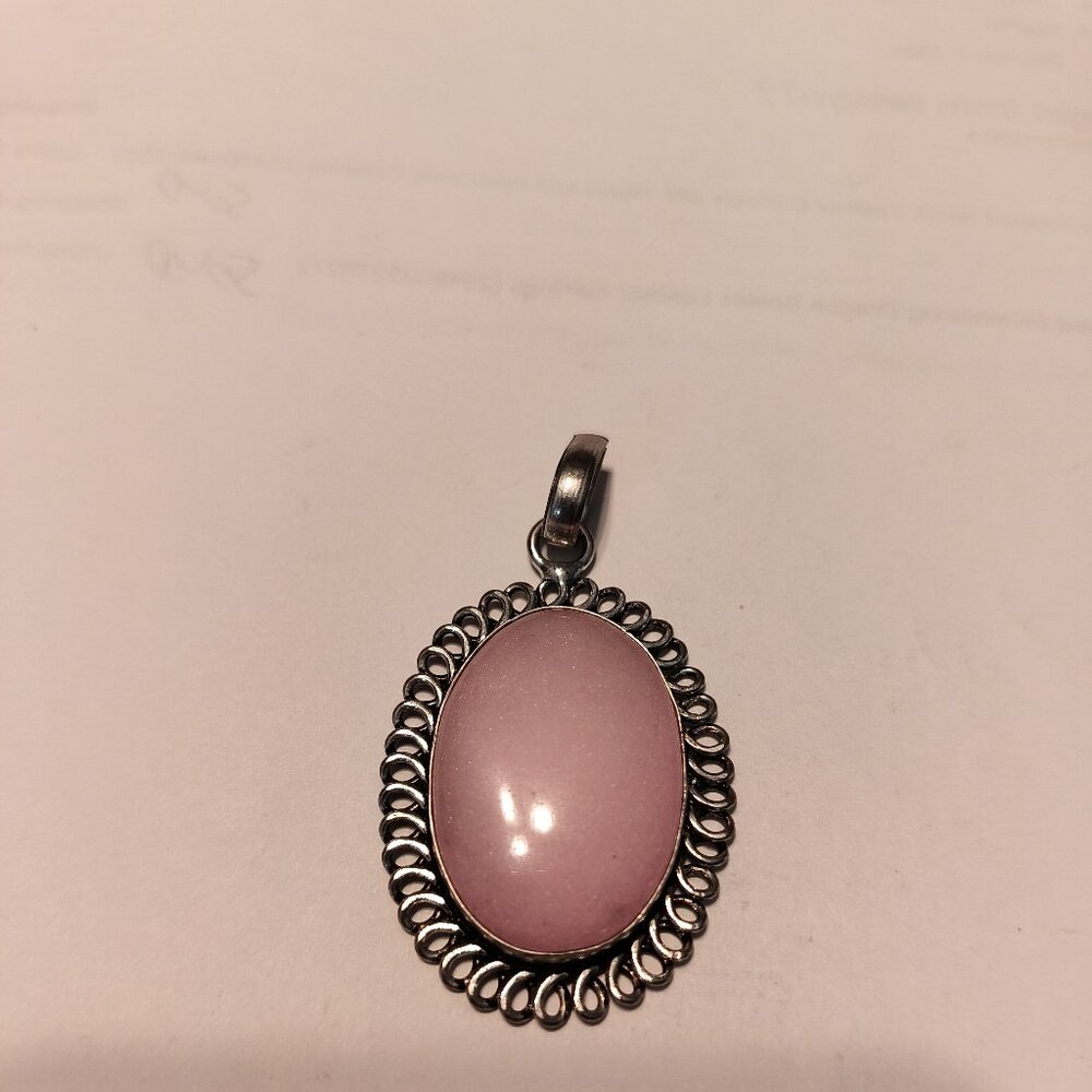 LIGHT ROSE QUARTZ SET IN SILVER PENDANT